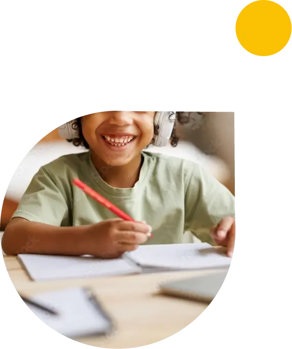 Parents et enfants apprenant à la maison